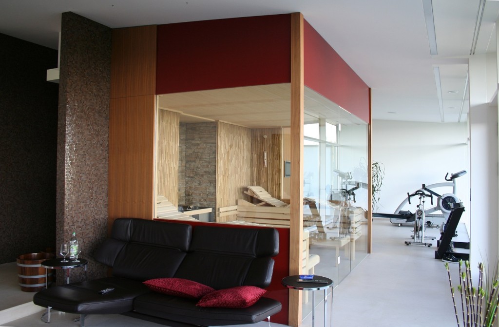 Sauna „Premium“mit Glasfront und Innenverkleidung mit Bambus und Steinverblendern
