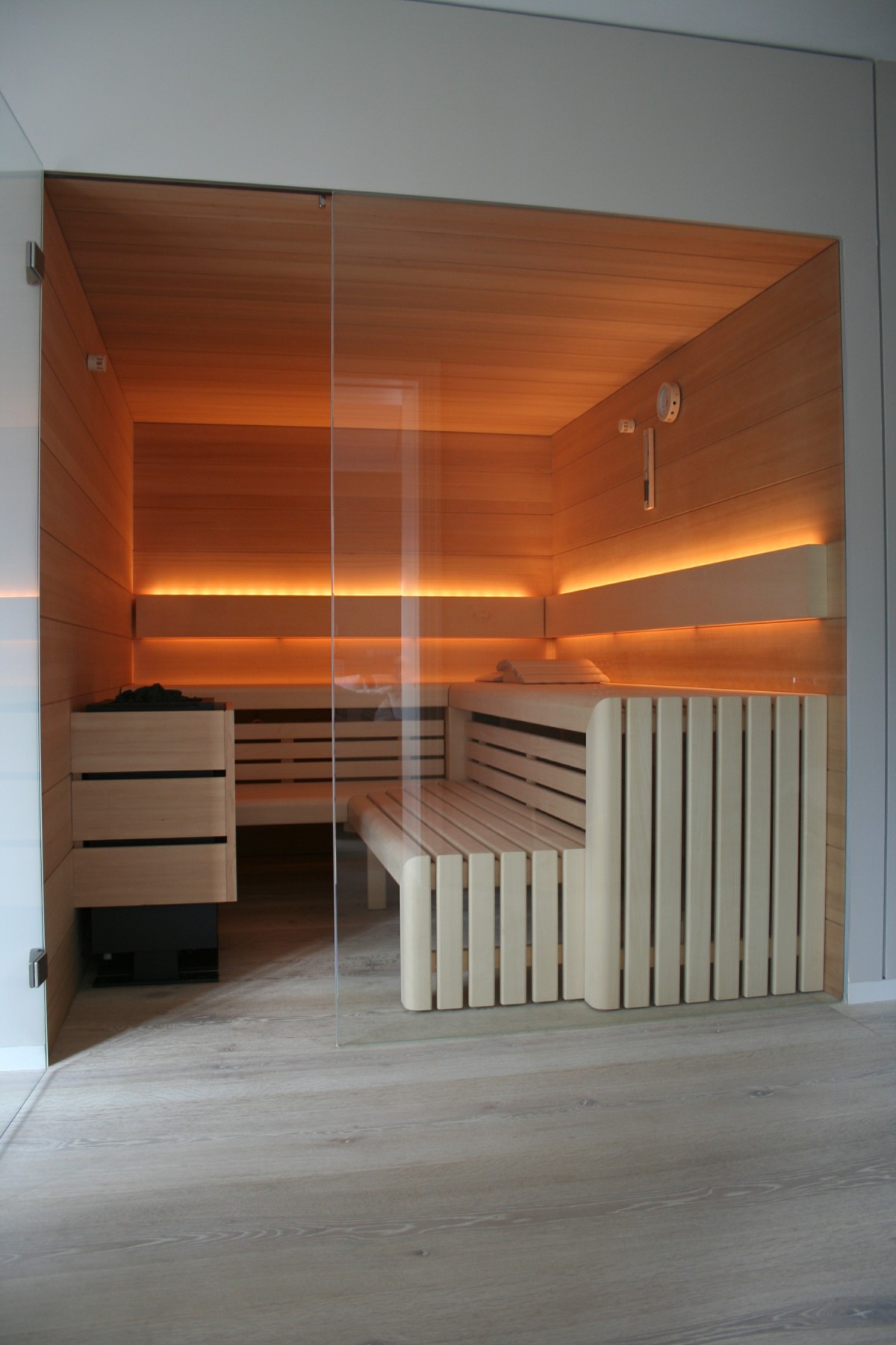 Sauna „Premium“ mit Glasfront und Hemlockpaneelen