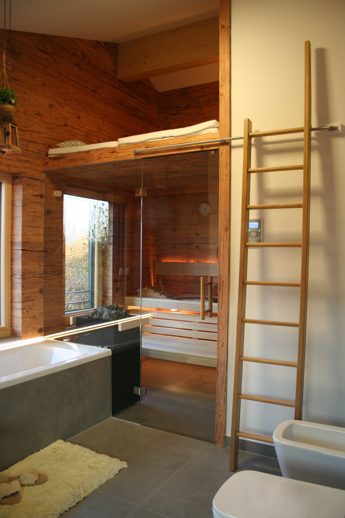 Sauna "Premium" mit Altholz Innenverkleidung und Glasfront