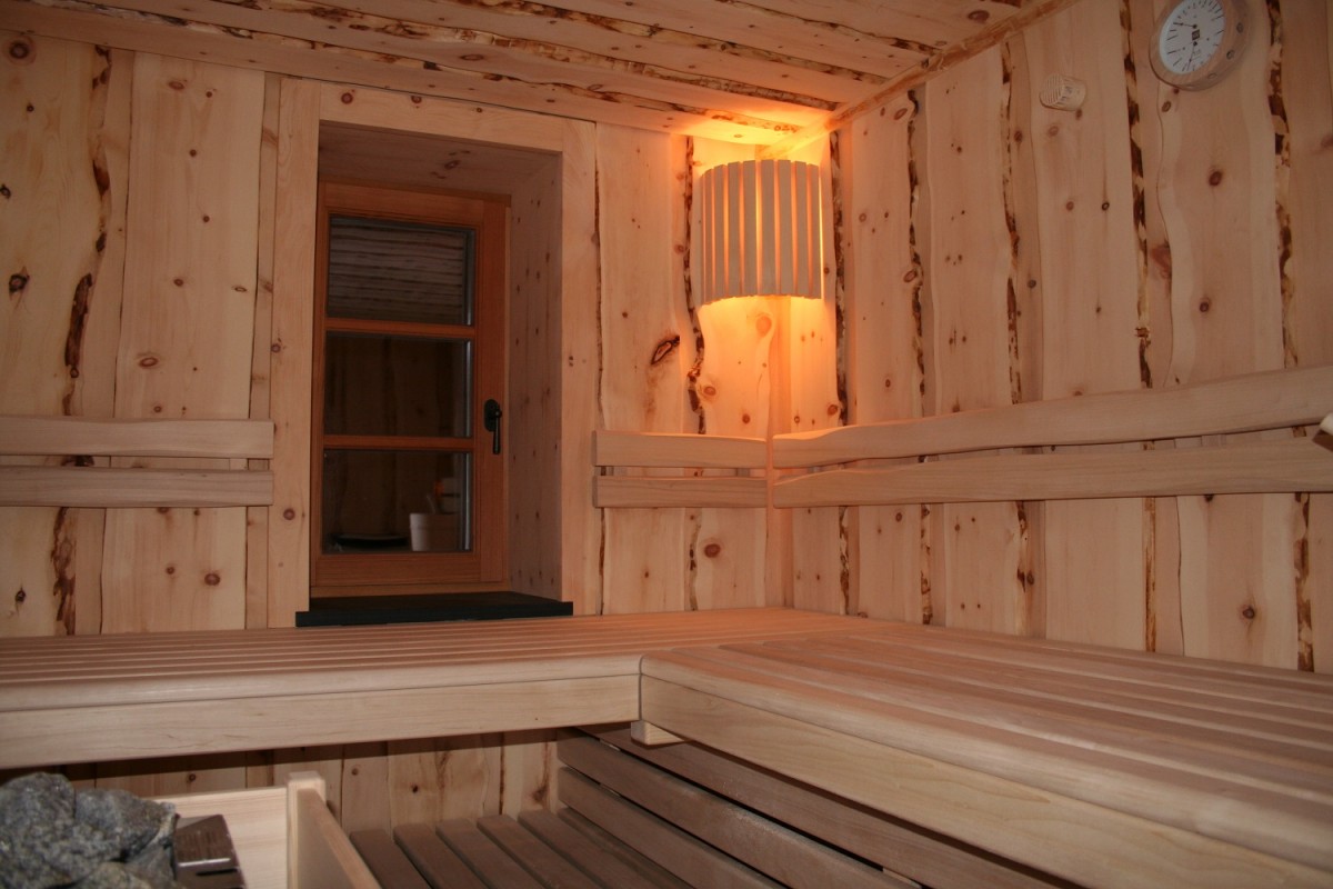 Sauna "Premium" mit Innenverkleidung aus rustikalen Zirbelkiefer- Leisten