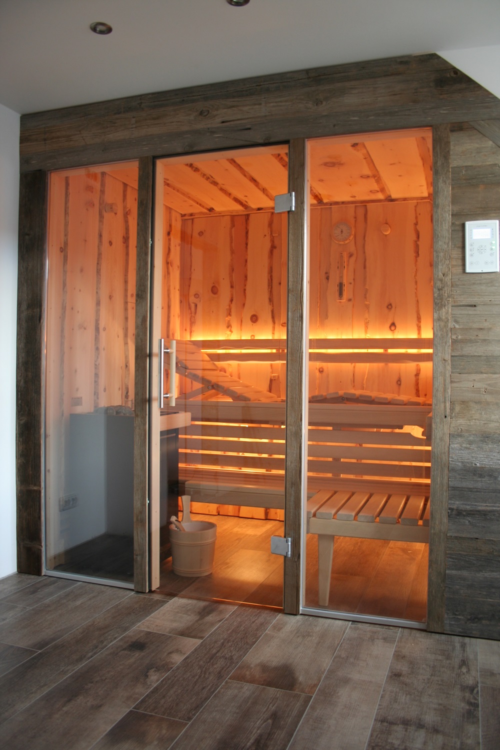 Sauna innen Zirbel rustikal außen Altholz