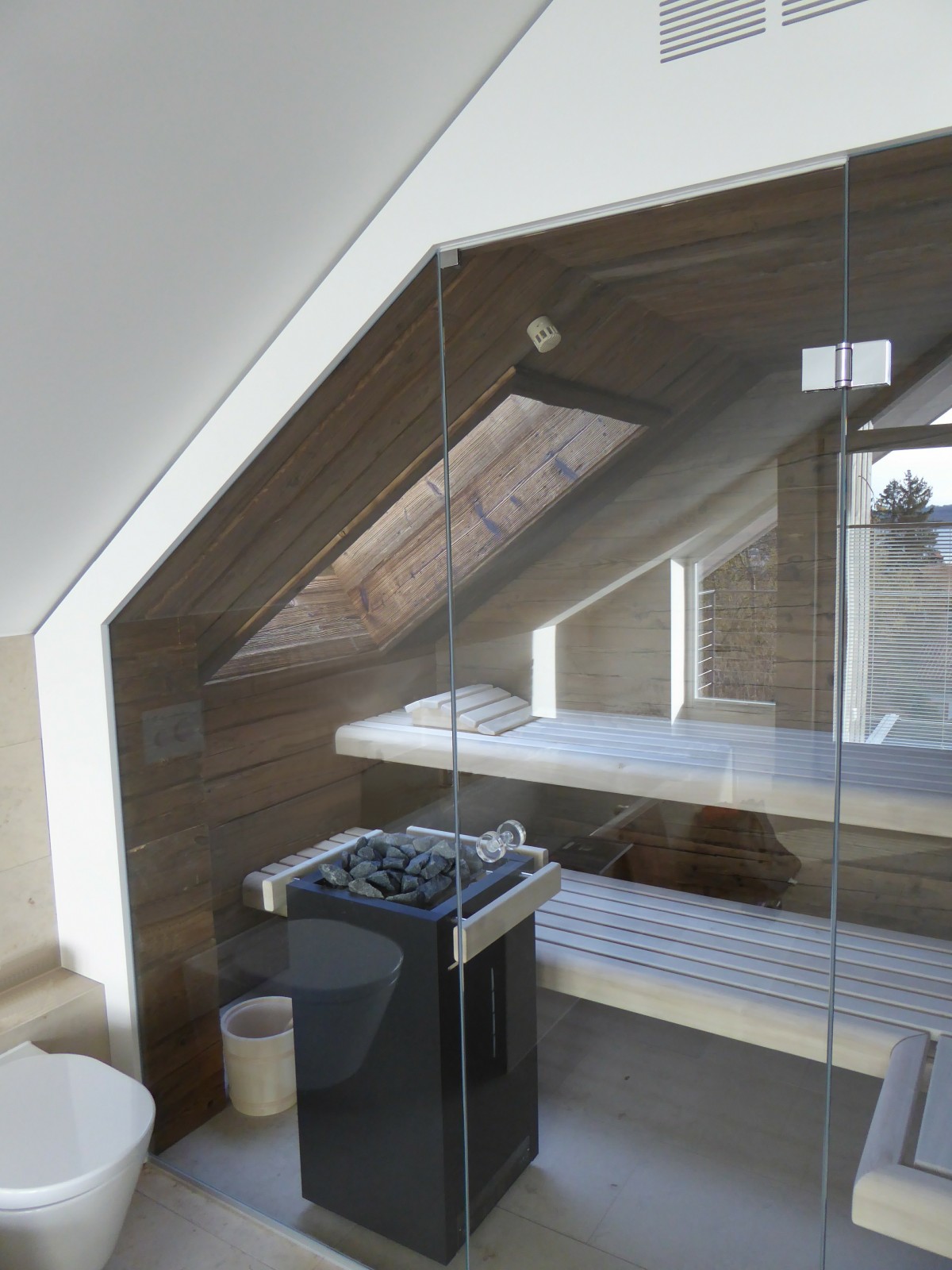 Sauna "Premium" in der Dachschräge mit Altholz-Innenverkleidung