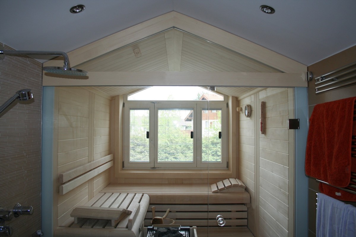 Sauna "Exklusiv" in Giebel eingepasst mit Fenster