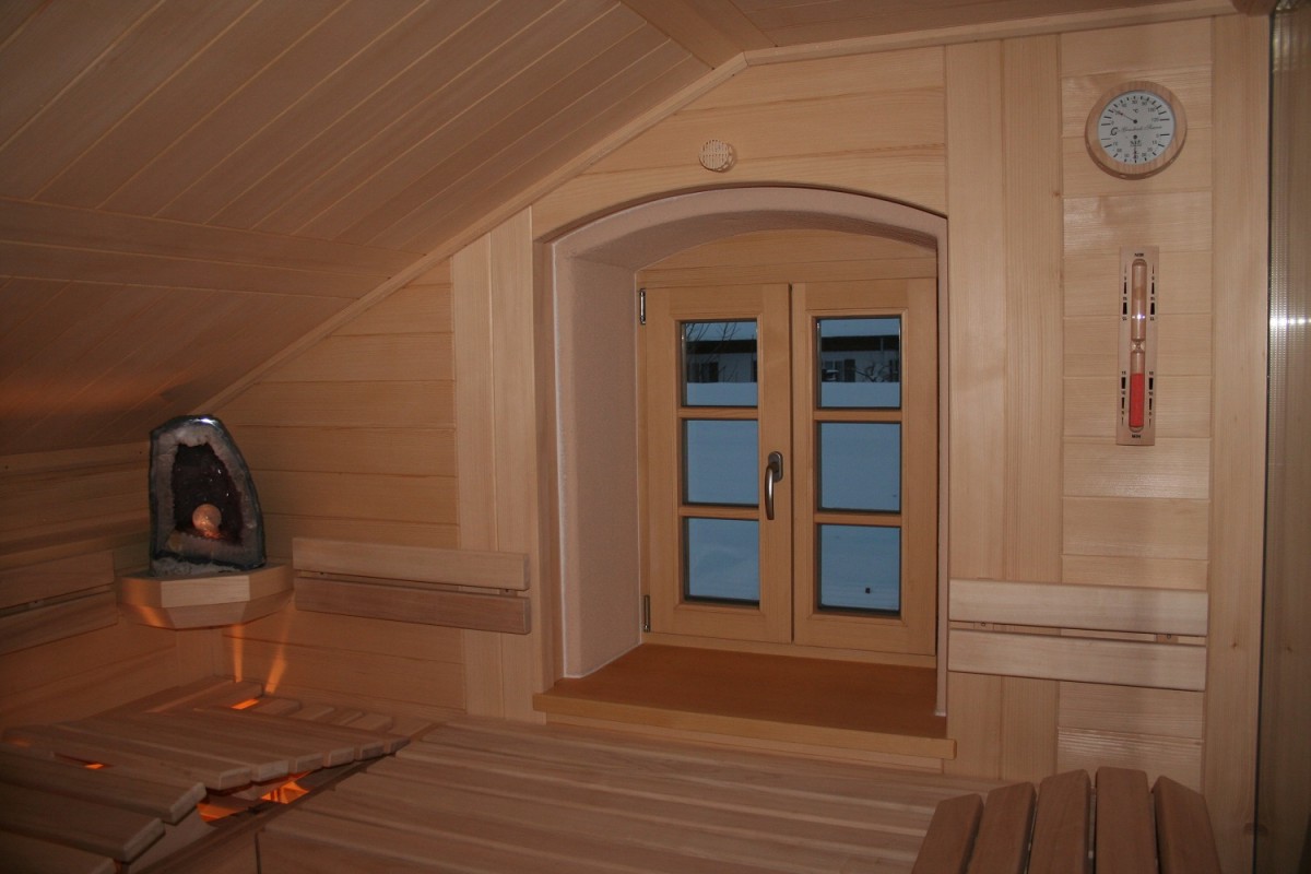 Sauna "Astfrei" in Dachschräge eingepasst mit Fenster und Amethyst