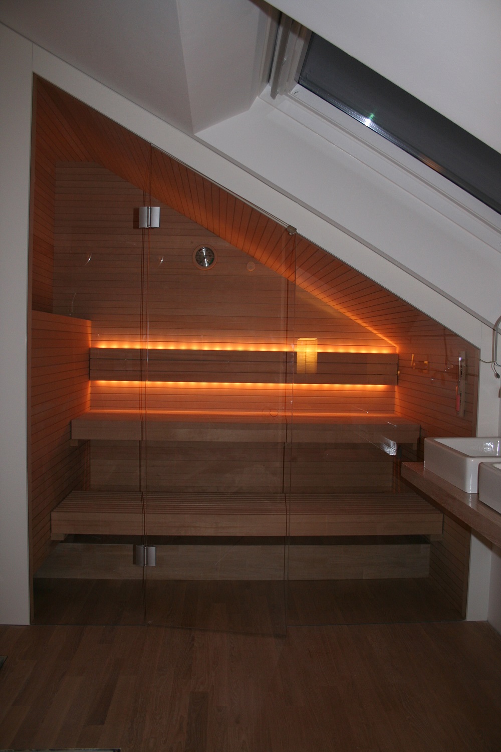 Sauna "Premium" in der Dachschräge mit Ganzglasfront